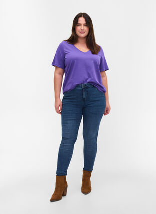 Organic cotton T-shirt with V-neckline, Ultra Violet, Model image number 2