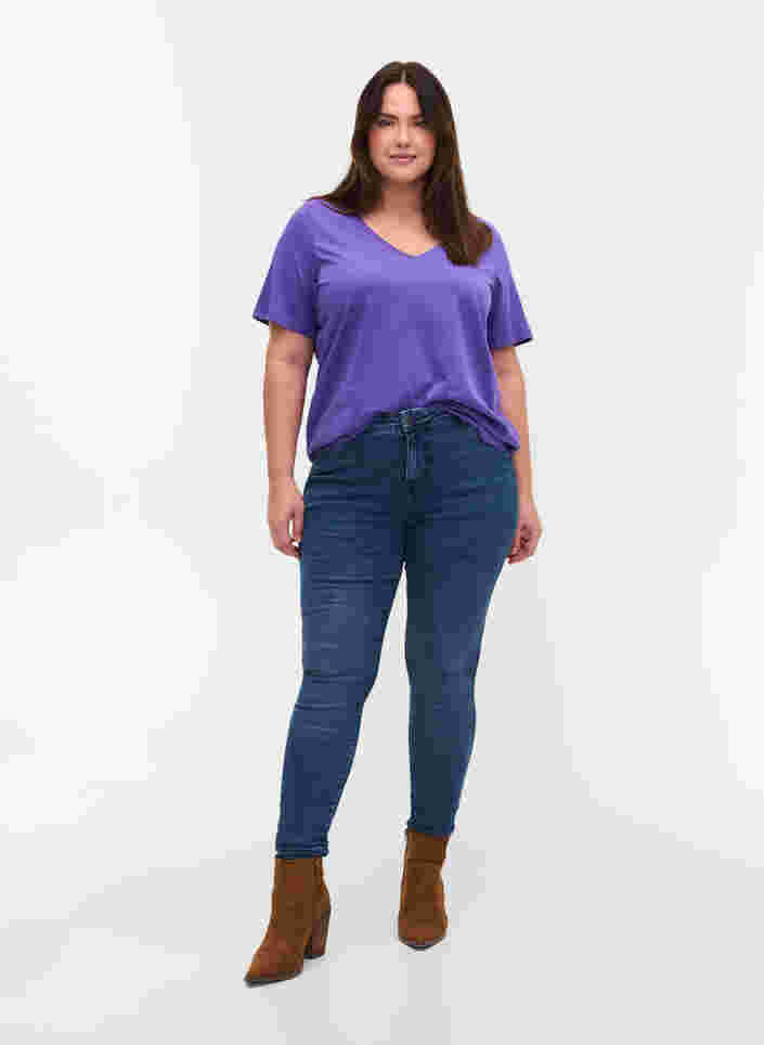 Organic cotton T-shirt with V-neckline, Ultra Violet, Model image number 2