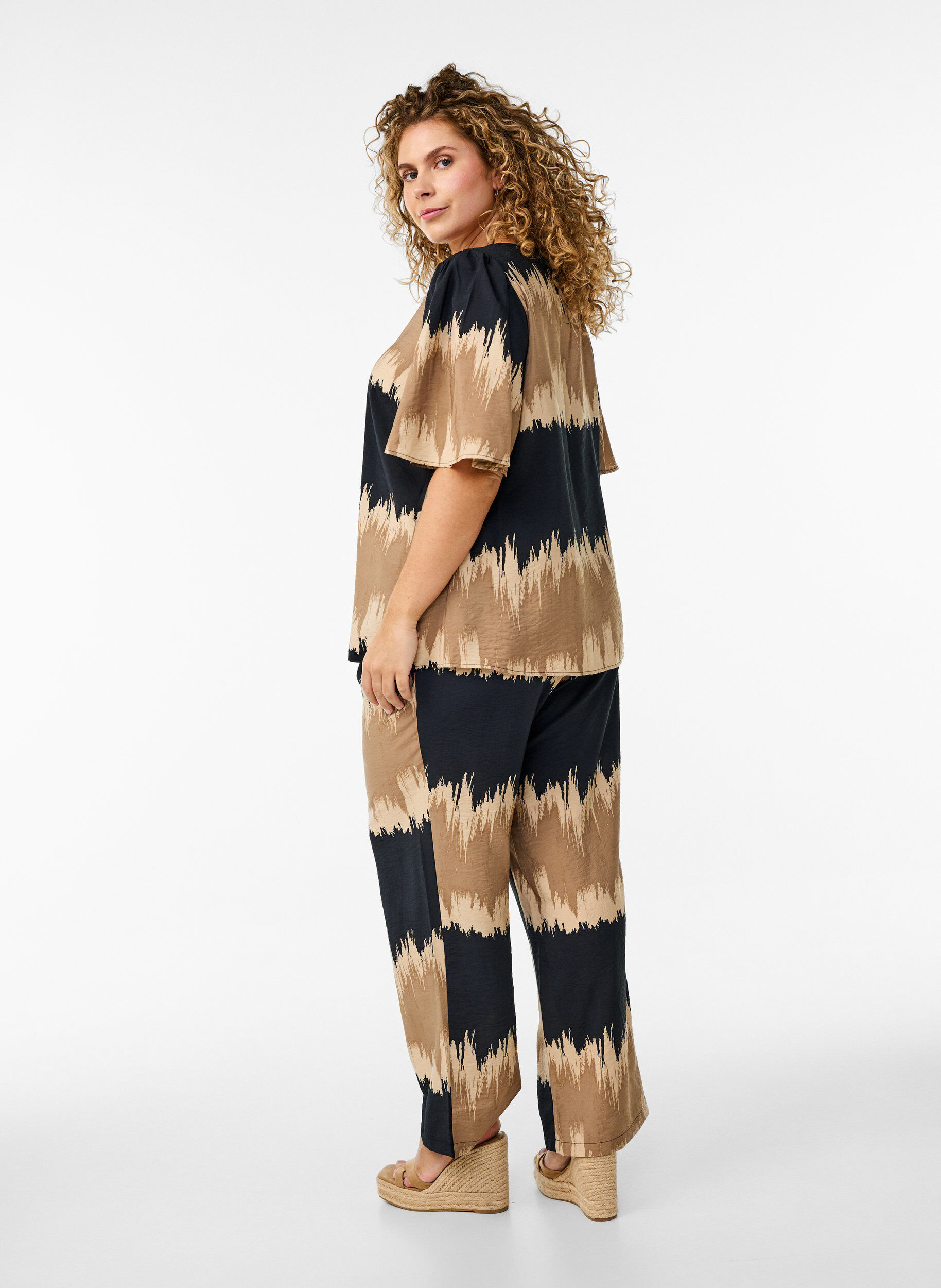 Zizzifashion Loose trousers with graphic print, Black, Model image number 1