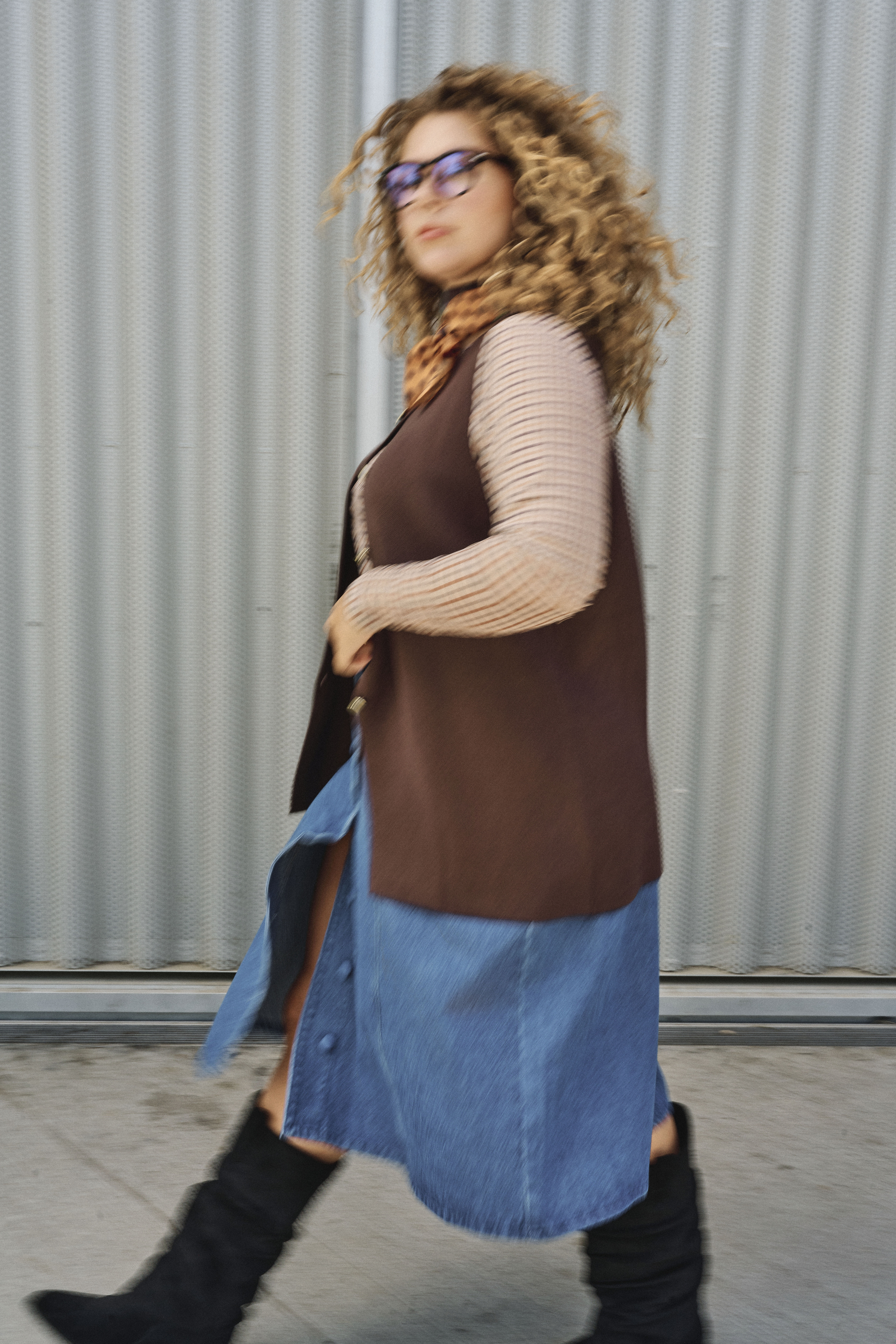 Retro chic in earthy tones, , Model