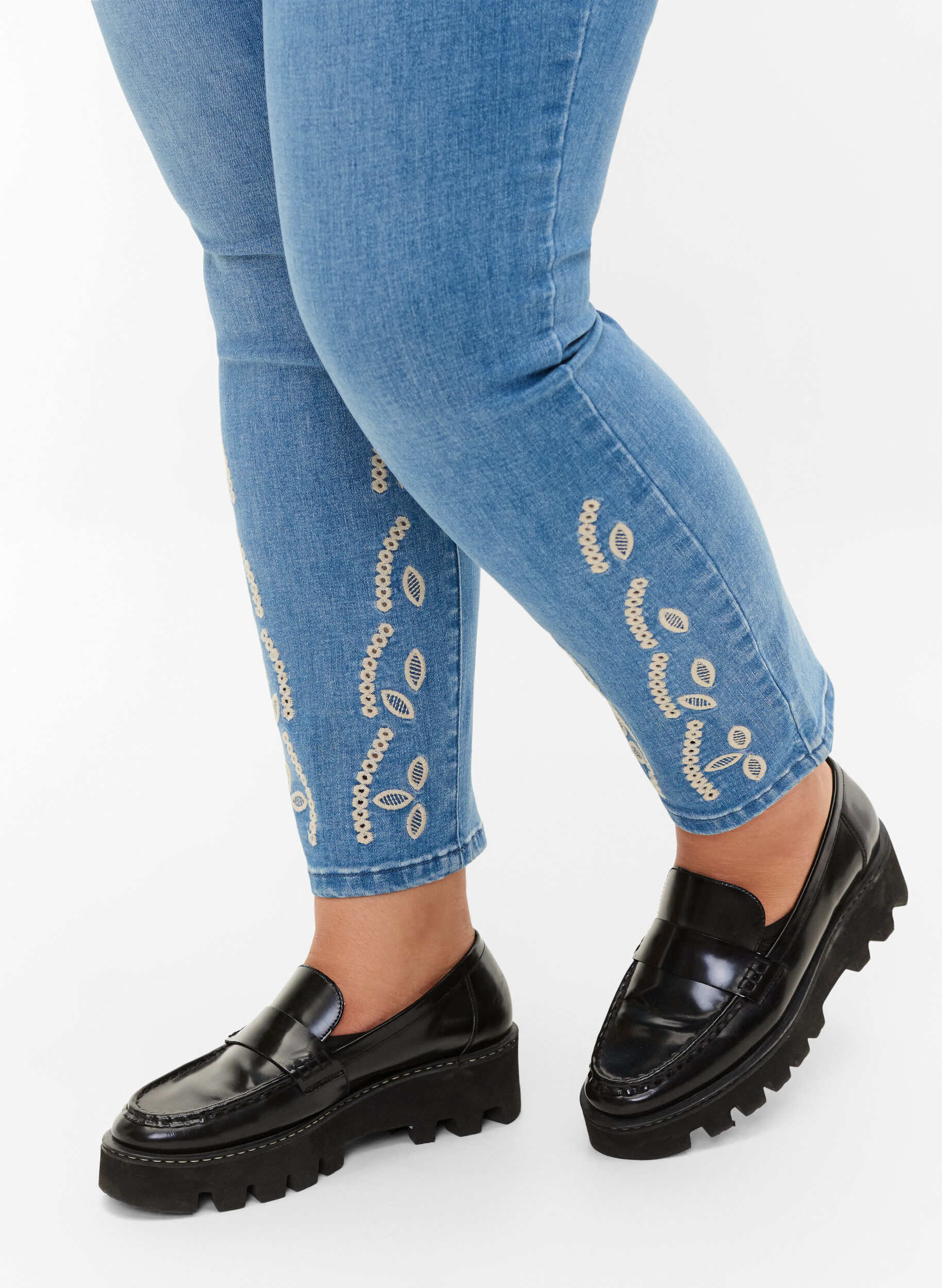 Zizzifashion Cropped Emily jeans with embroidery, Blue denim, Model image number 3