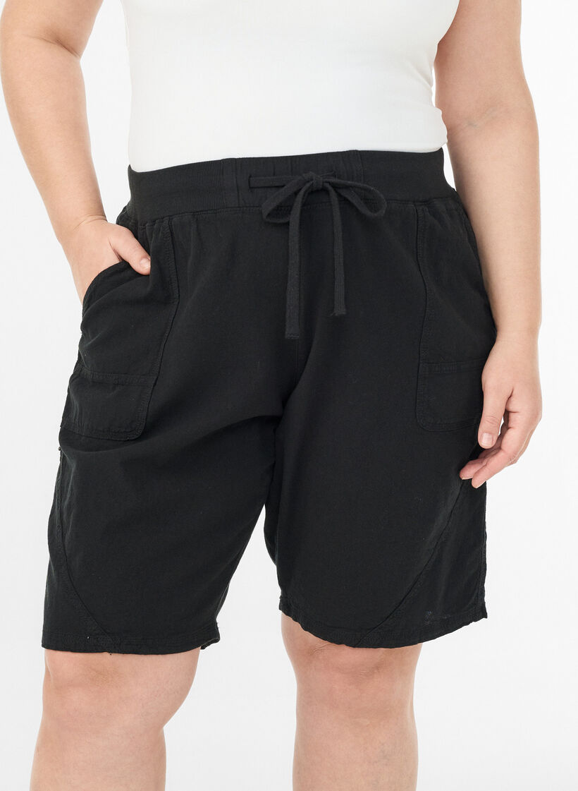 Loose cotton shorts with pockets, Black, Model image number 3