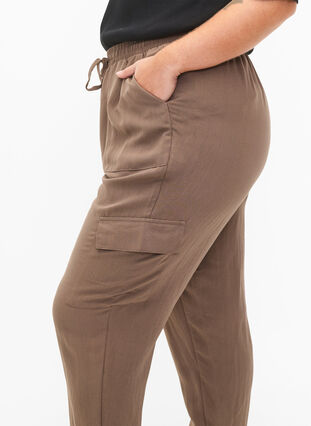 Loose cargo trousers in viscose, Chocolate Chip, Model image number 3