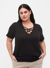 T-shirt with v-neck and cross detail, Black, Model