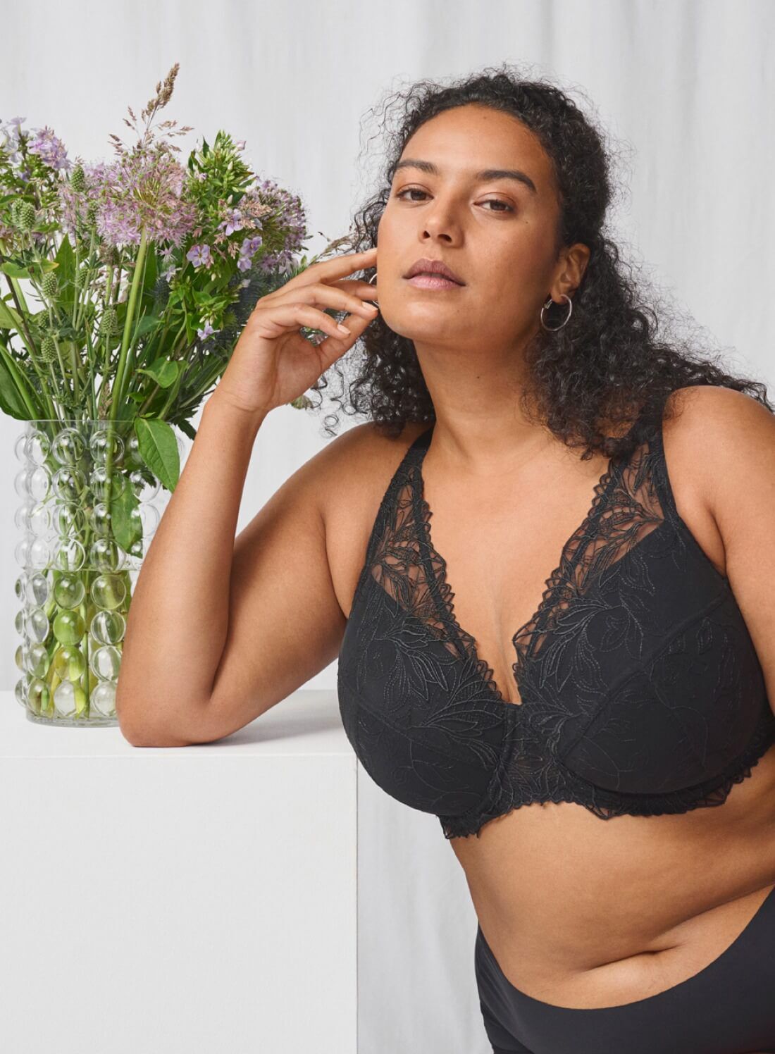 Padded lace bra with seamless g-string, , Model