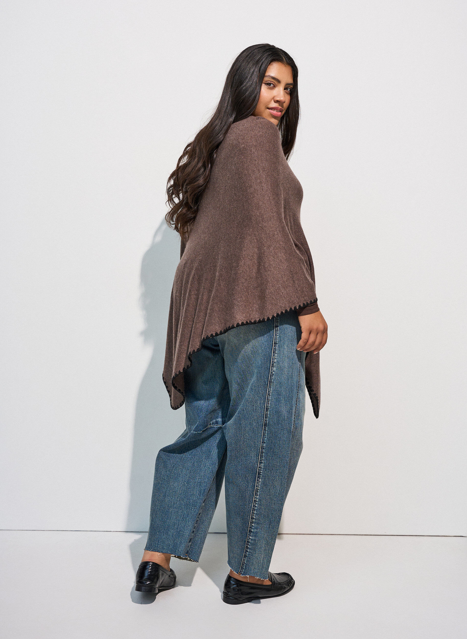 ZizzifashionFine-knit poncho, Brown, Model image number 2