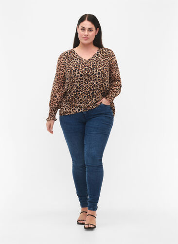 Leo blouse with long sleeves and v-neck, Leopard AOP, Model image number 2