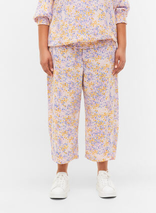 Cropped viscose trousers with floral print, Rose Ditsy AOP, Model image number 2