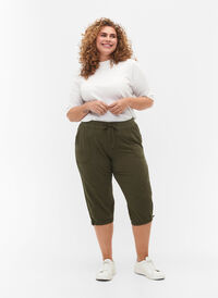Cotton Capri trousers , Ivy Green, Model