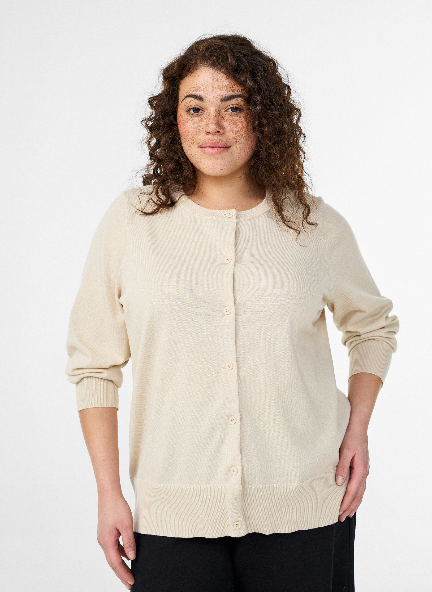 Fine-knit cardigan with round neck, Beige, Model