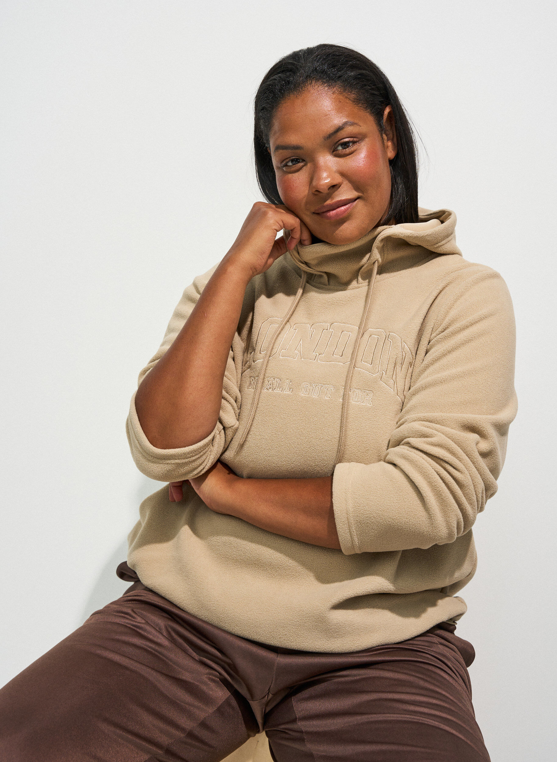 Fleece hoodie with a high neck and embroidered text, Beige, Model