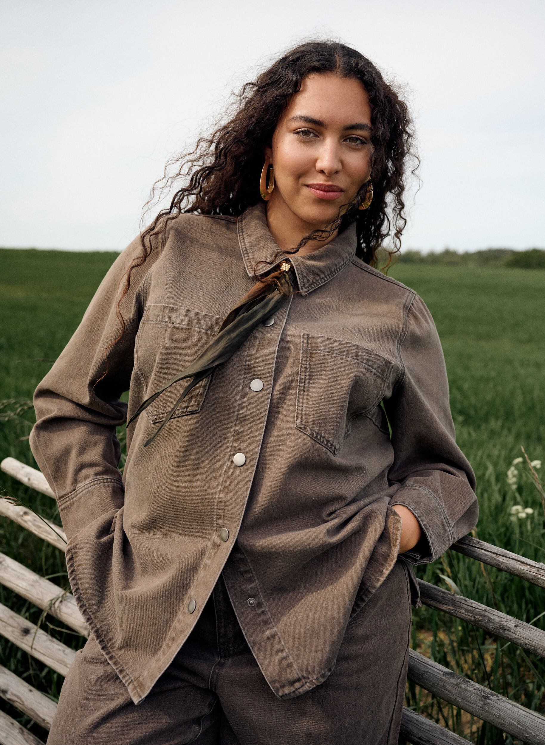 Zizzifashion Coloured denim shirt with chest pockets, Brown, Image image number 0