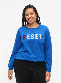 Sweatshirt with text, Victoria b. W. Reset, Model