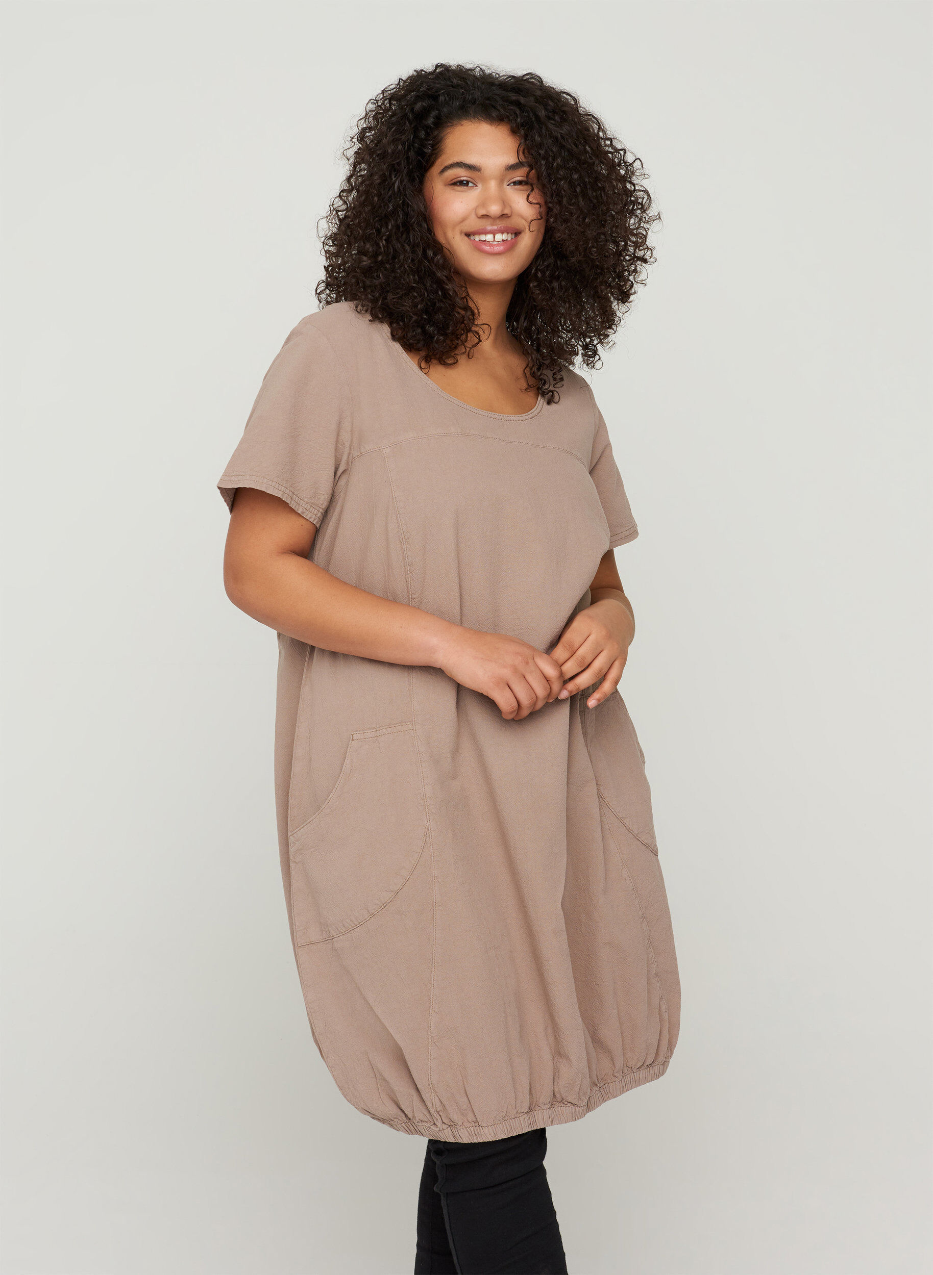Short-sleeved cotton dress, Brown, Model