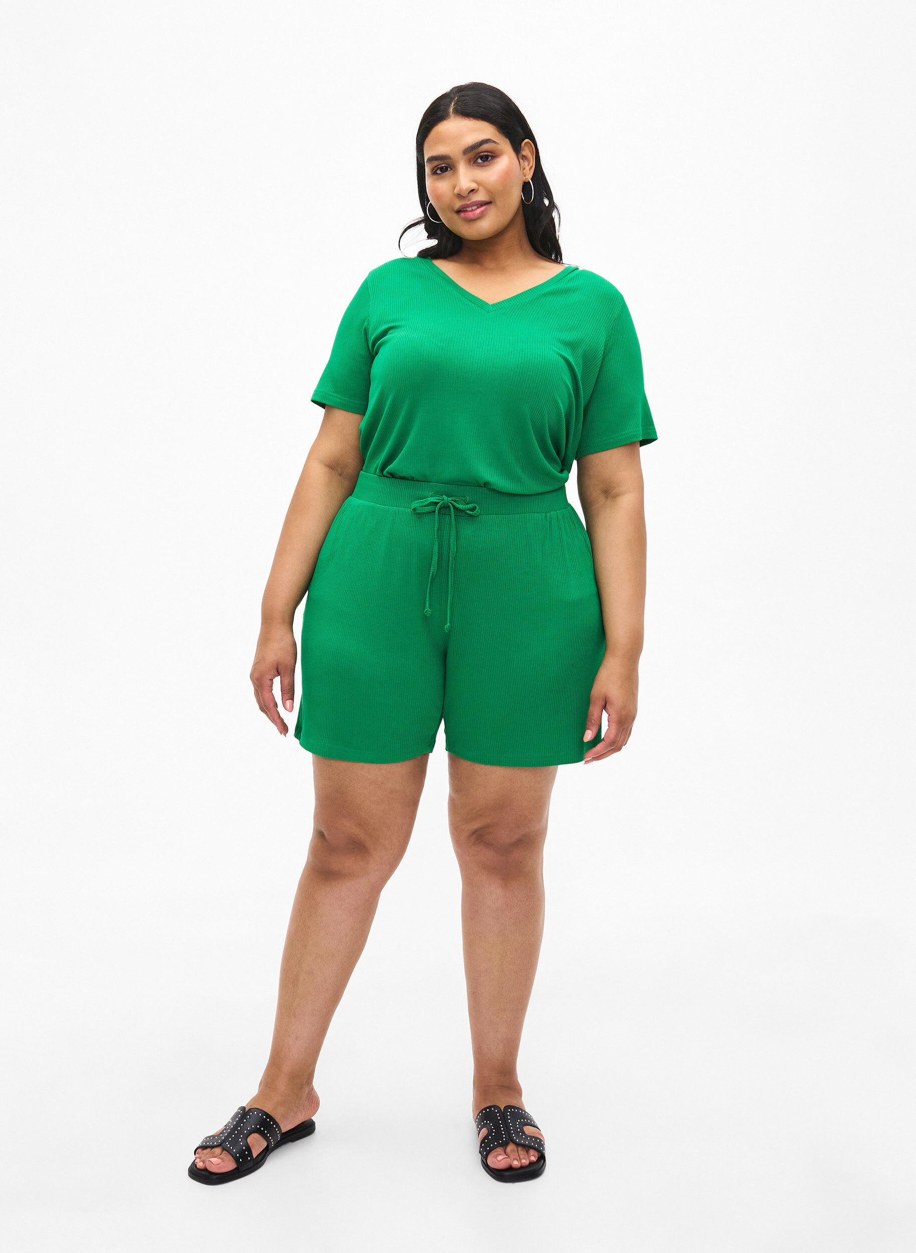 Zizzifashion Loose-fitting viscose shorts with ribbing, Jolly Green, Model image number 2