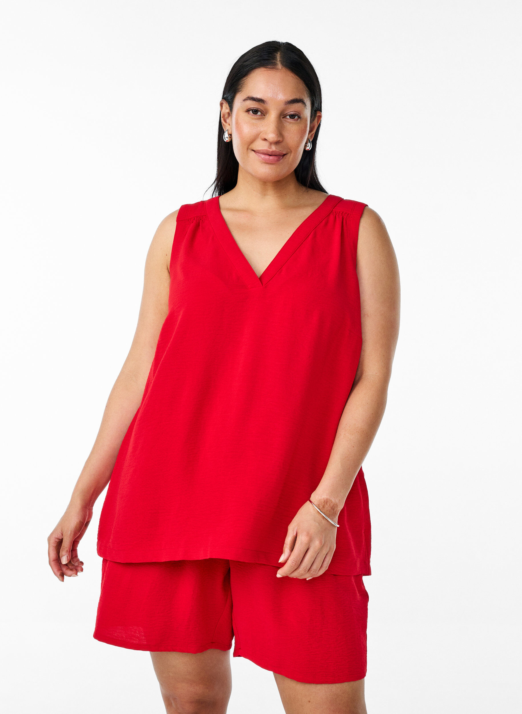 Sleeveless top with wrinkle details, Red, Model