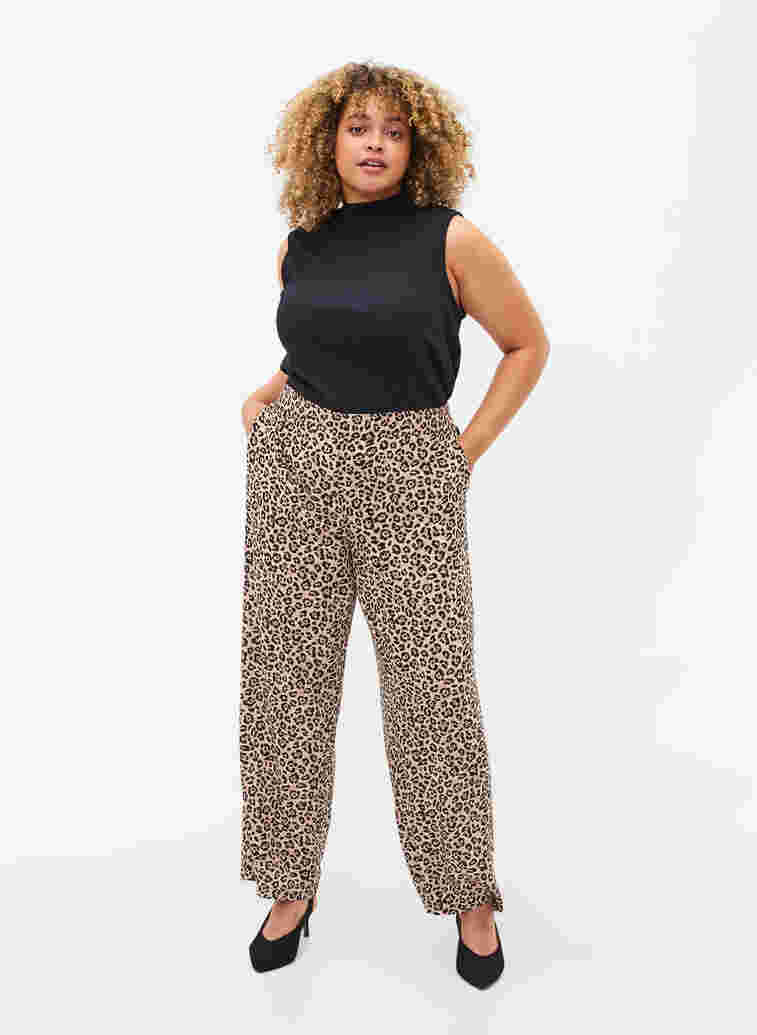 Trendy leopard print trousers, Leo AOP, Model