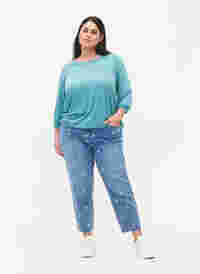 Mille mom fit jeans with hearts, Light blue denim, Model