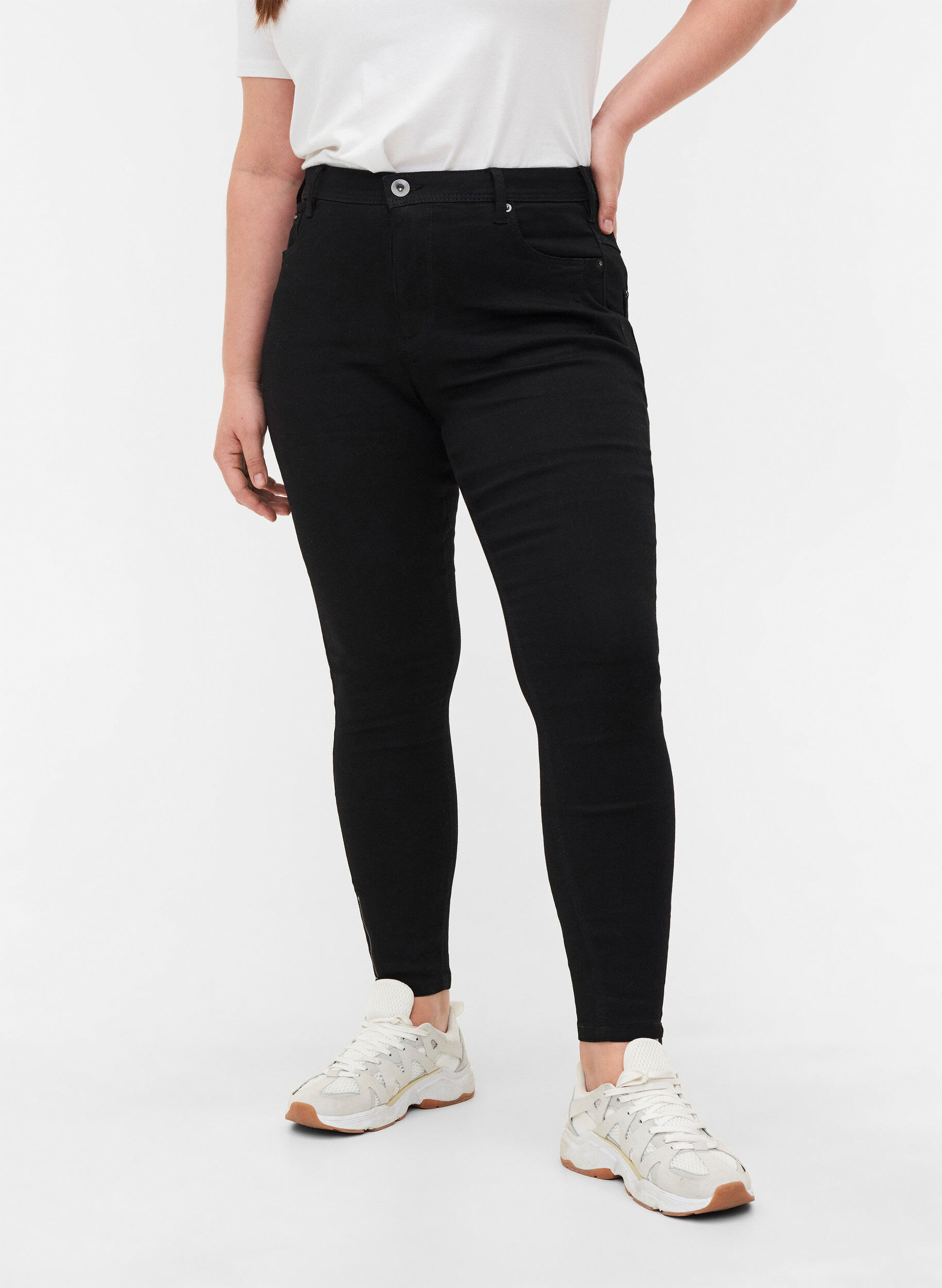 Zizzifashion Cropped Amy jeans with a zip, Black, Model image number 3