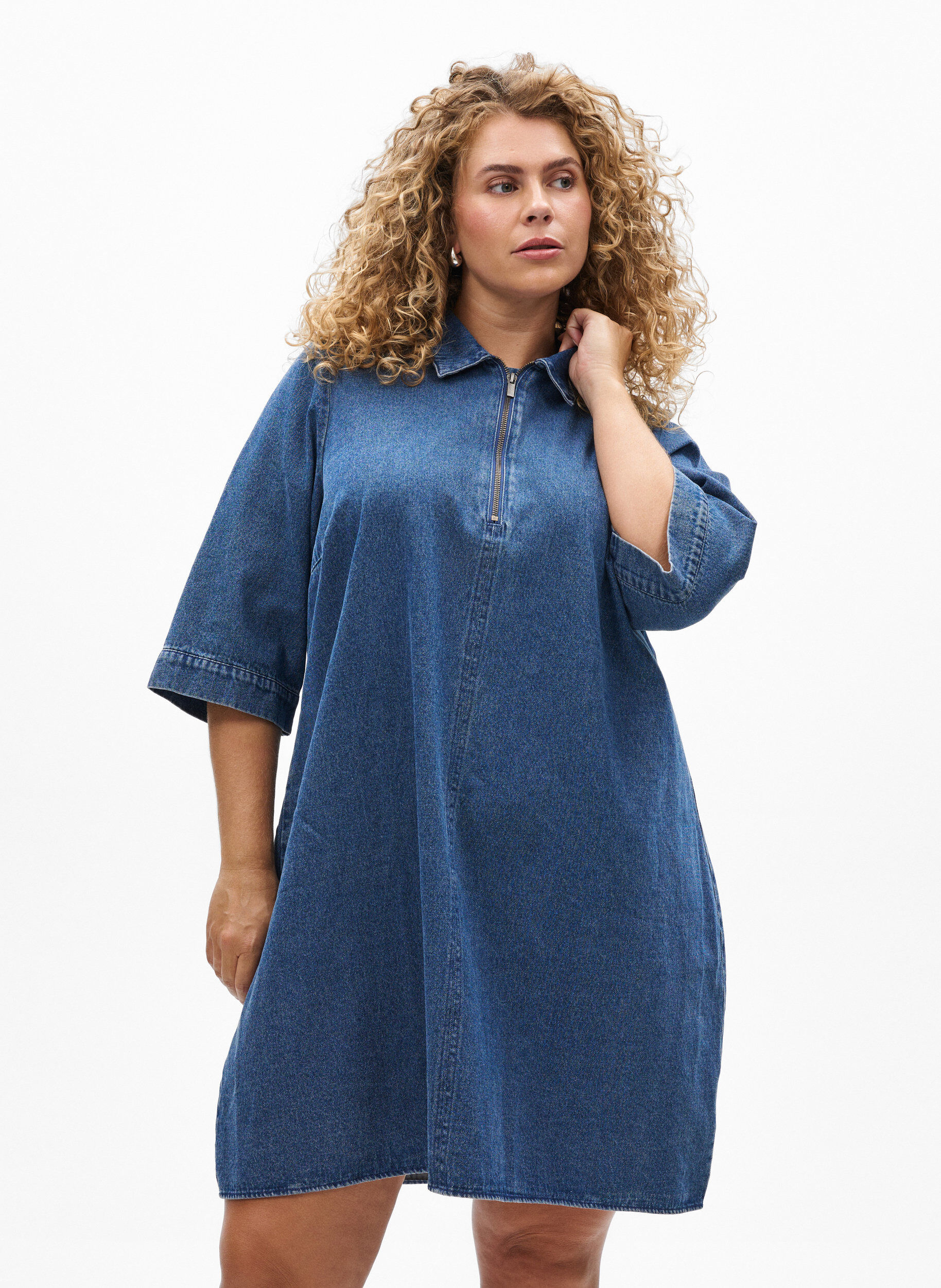 Short denim dress with zipper and 3/4 sleeves, Blue, Model