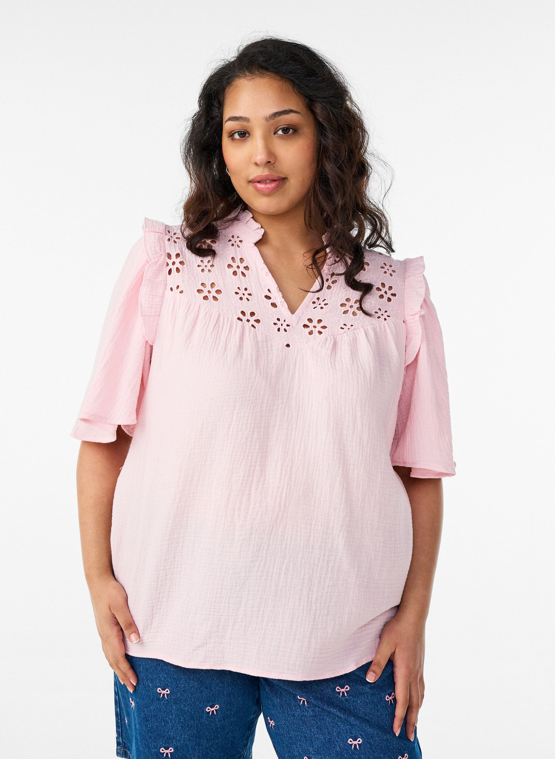 Blouse in cotton muslin with broderie anglaise and 1/2 sleeves, Rose, Model