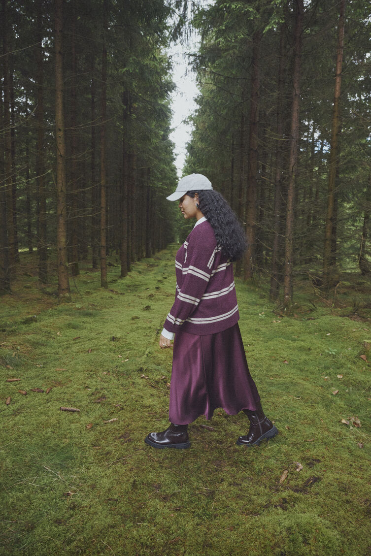 Burgundy-colored forest romance, , Model