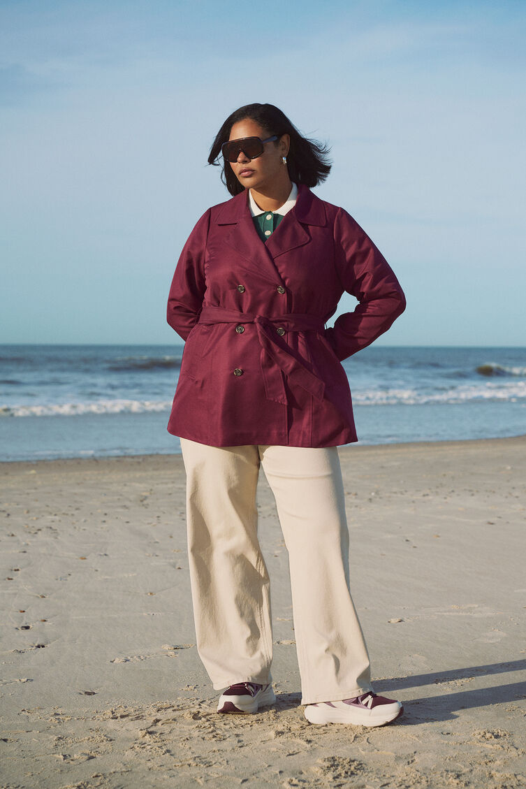 Short trench coat with belt, , Model