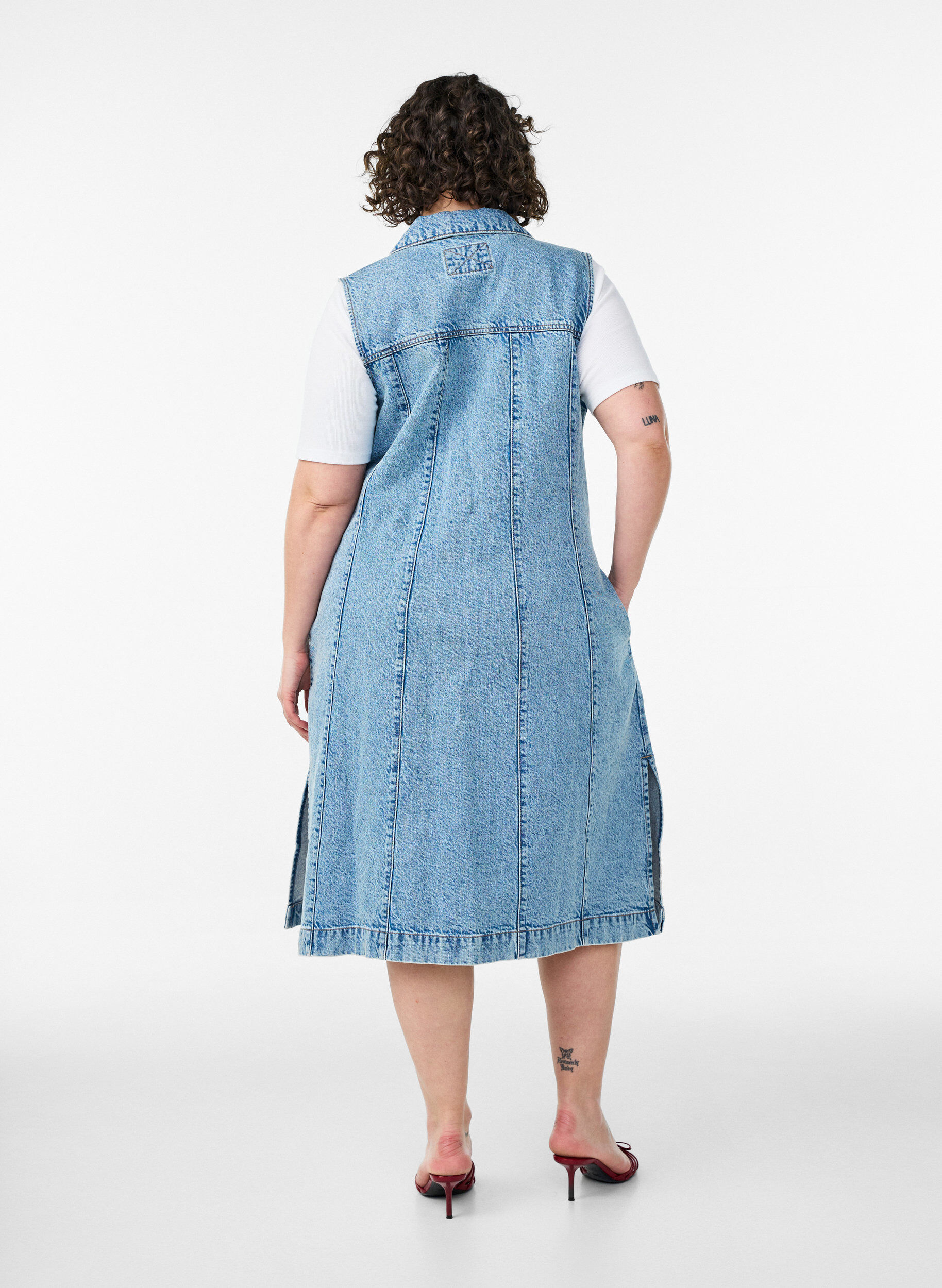Zizzifashion Sleeveless denim dress with button fastening and slits, Light Blue, Model image number 1