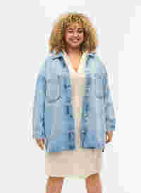 Loose-fitting denim jacket with buttons, Light blue denim, Model