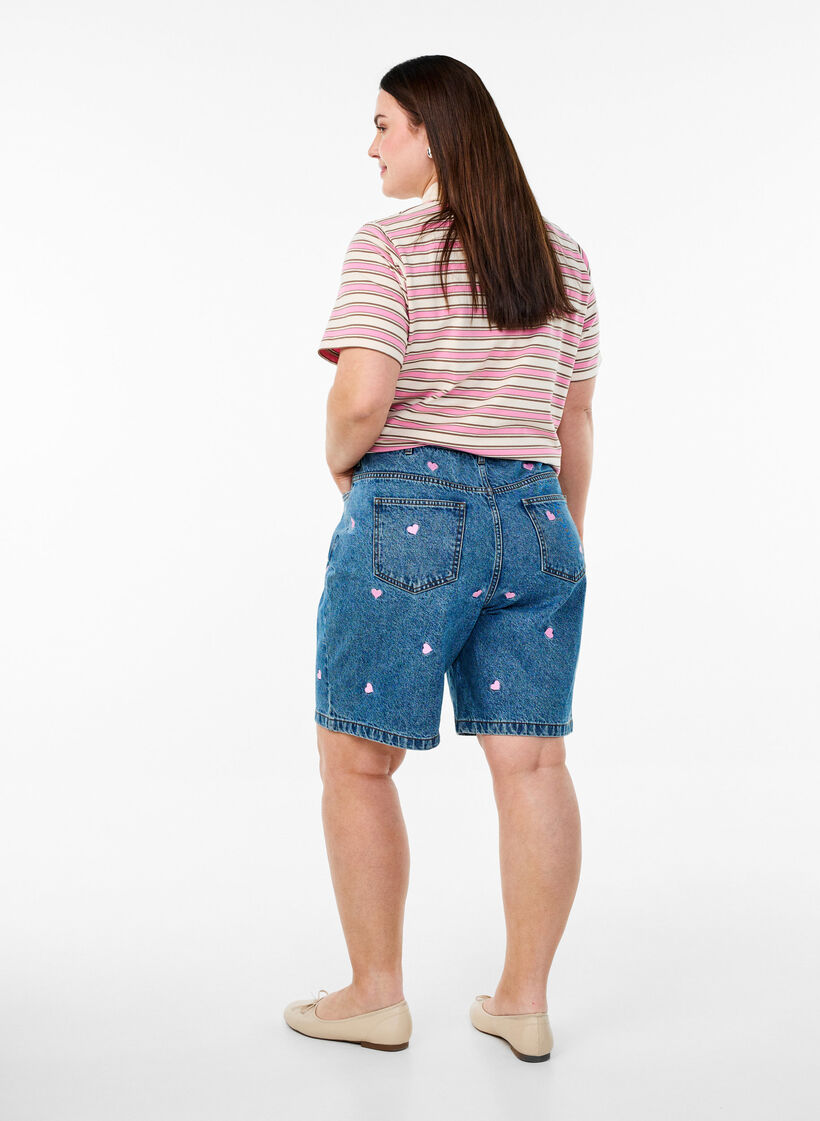 High-waist denim shorts with embroidered hearts, Light Blue, Model image number 2