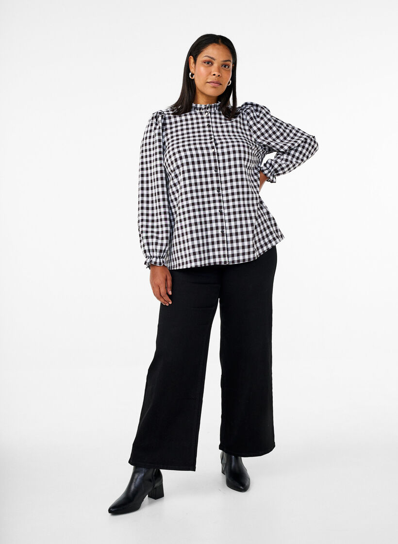 Checked shirt blouse with ruffle details, Black/W. Gingham, Model image number 3