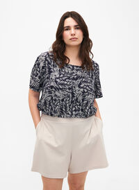 FLASH - Loose shorts with pockets, Moonbeam, Model