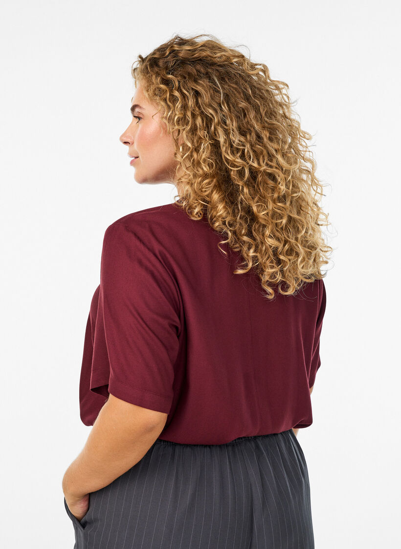 Short-sleeved blouse with diagonal button fastening, Red, Model image number 2