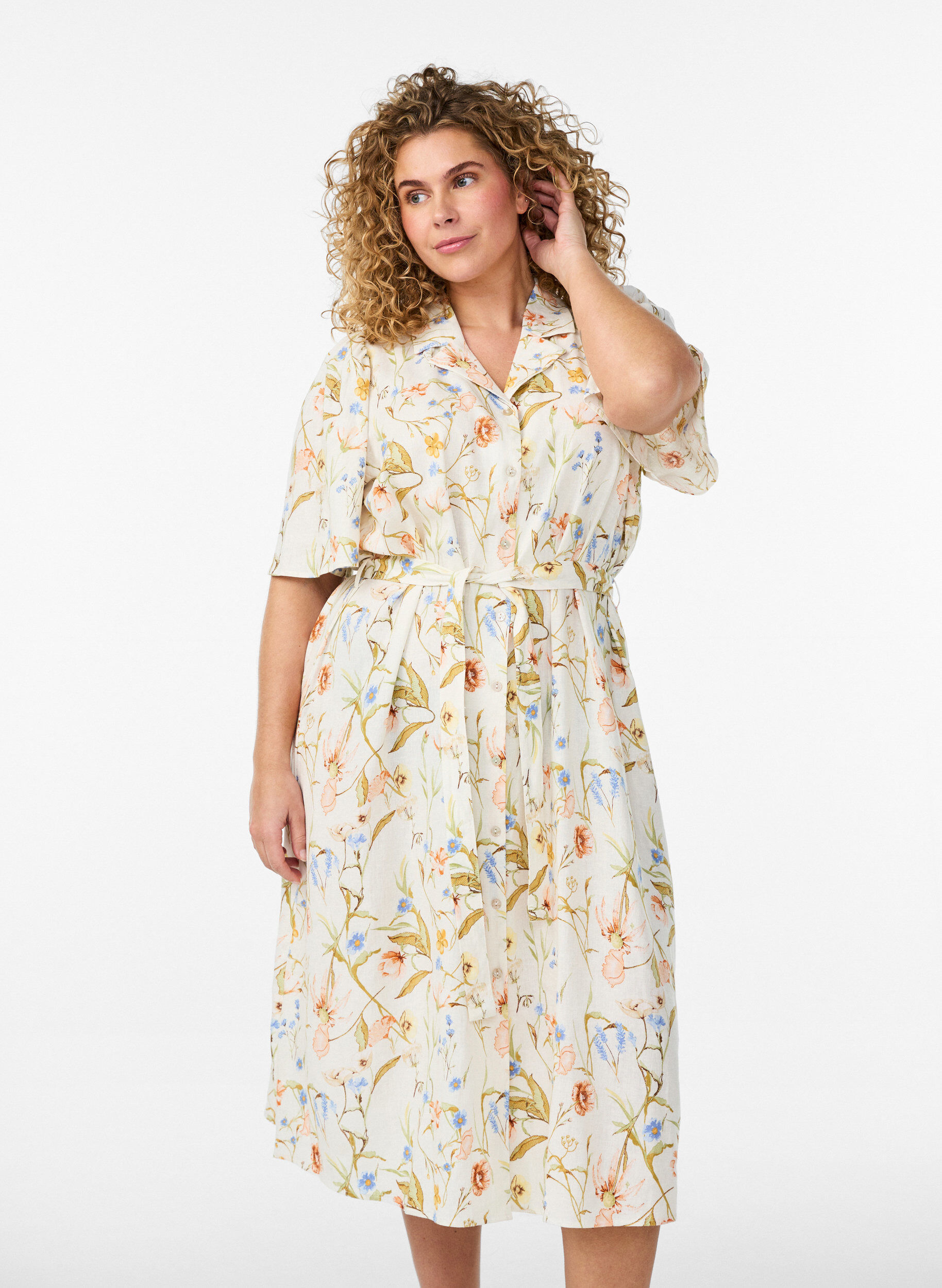 Shirt dress in linen and viscose with a tie belt, Vanilla, Model