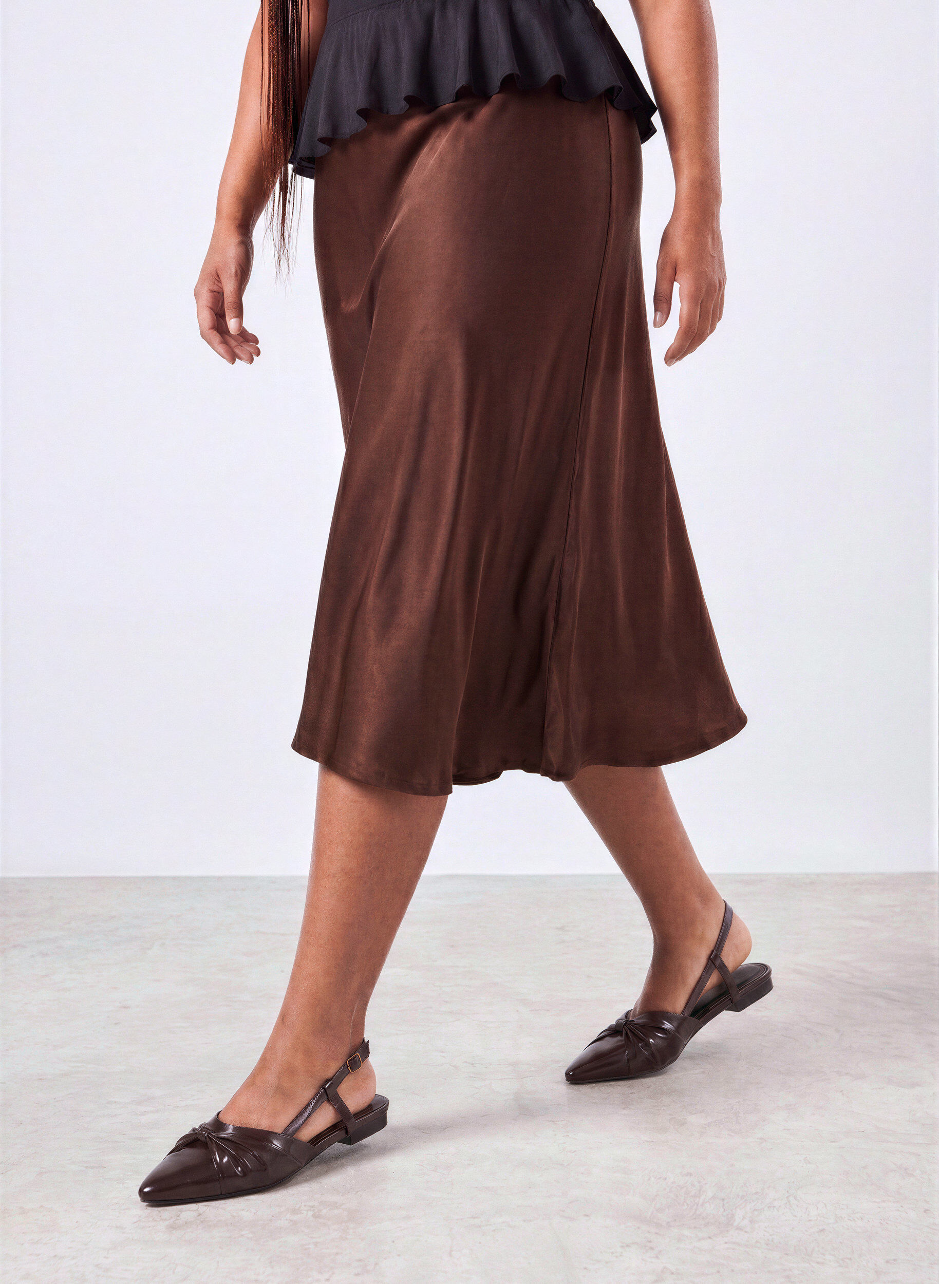 Slingback with bow detail and patent look, Brown, Model