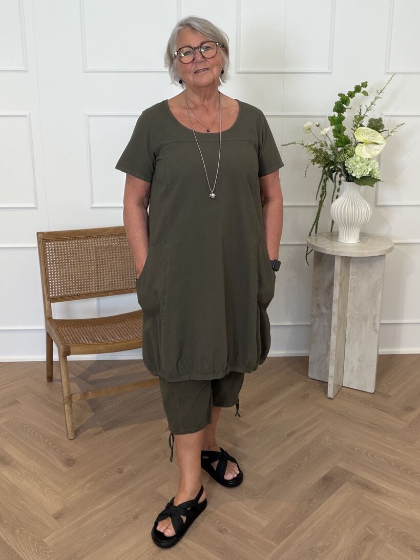 Relaxed olive-green everyday look, , Model