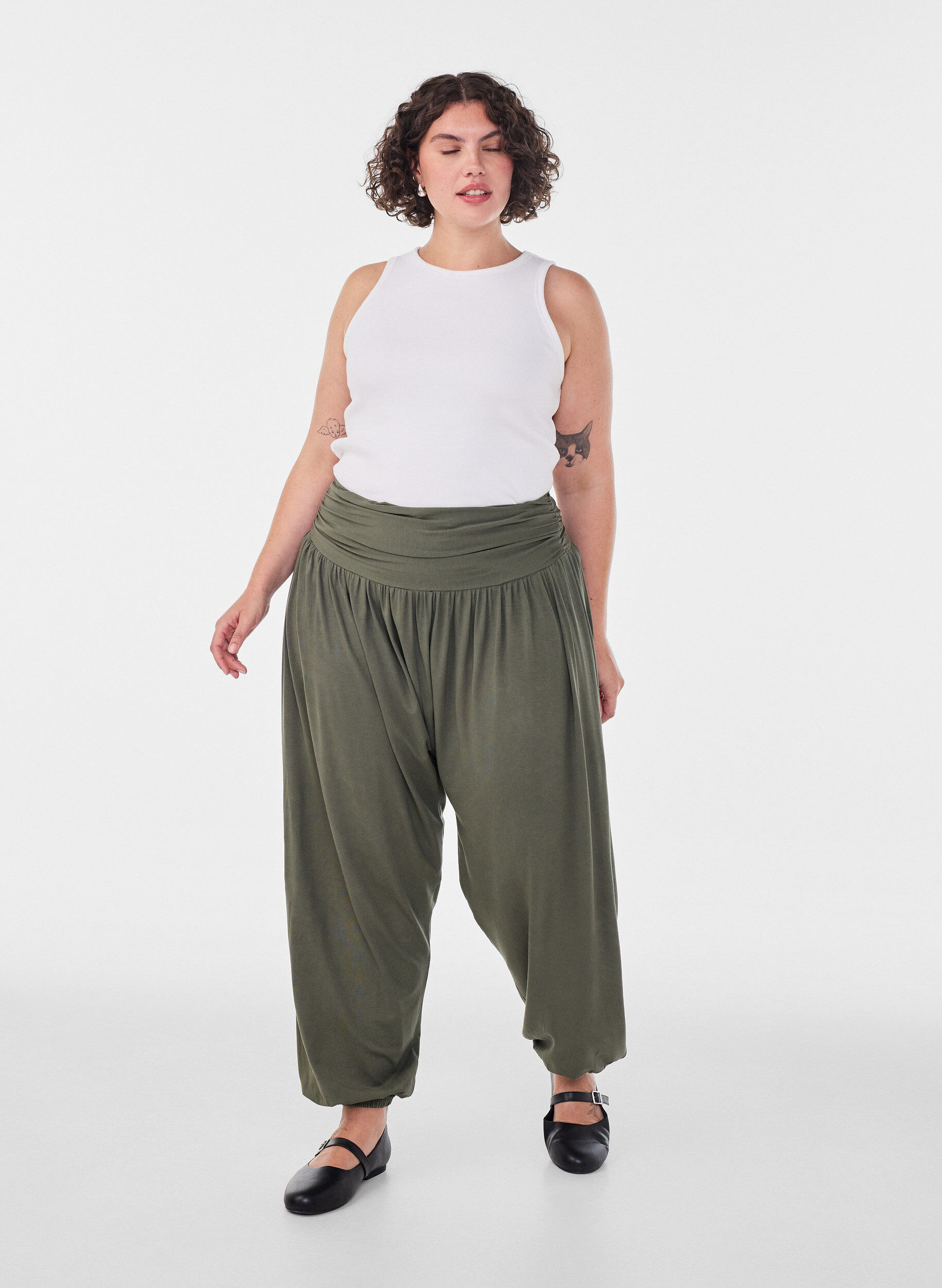 Loose-fitting harem trousers, Green, Model