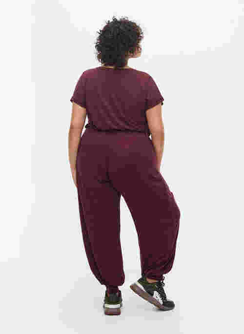 Loose trousers with pockets