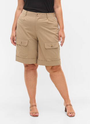 Shorts with flap pockets, Humus, Model image number 2