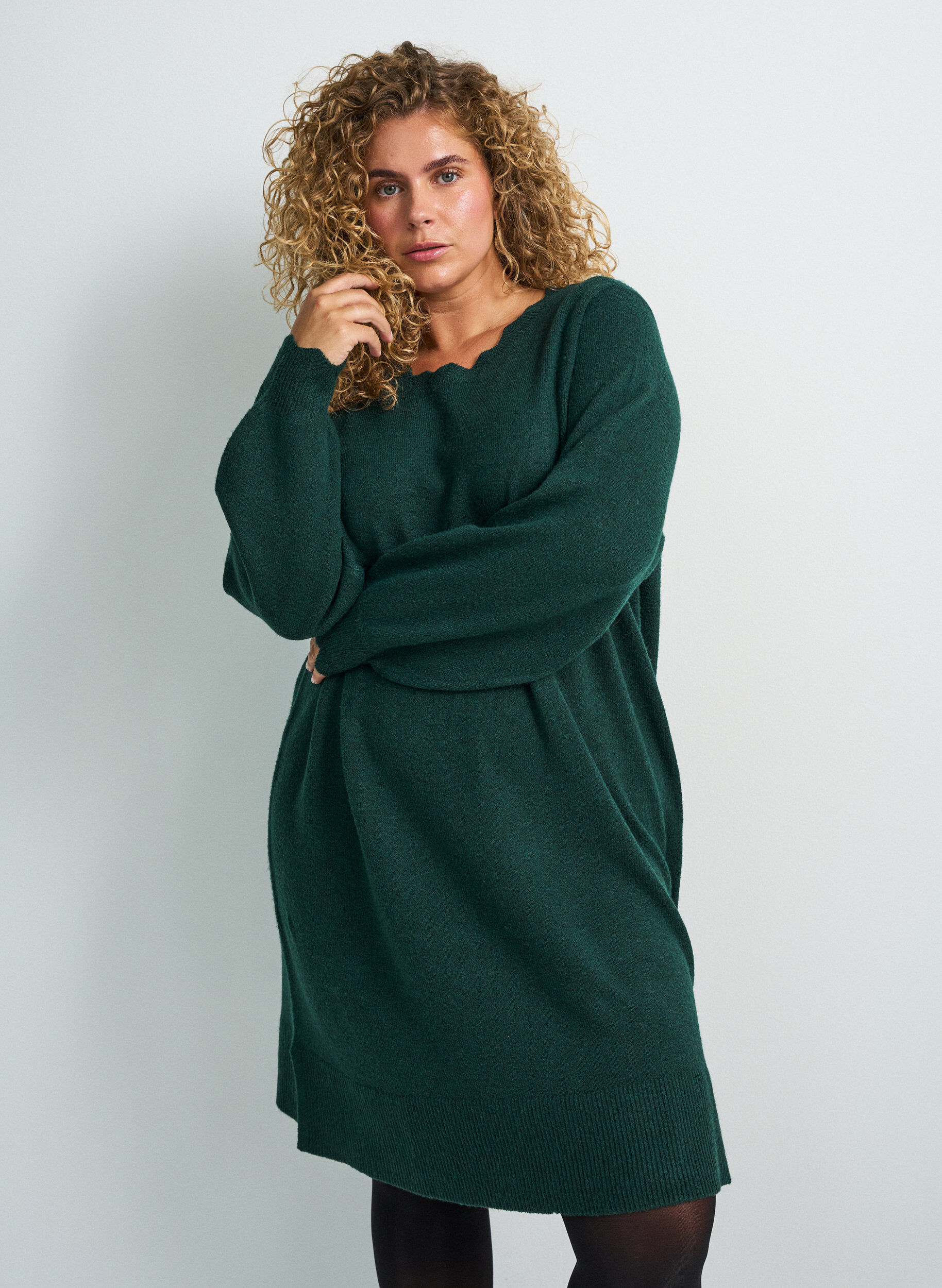 Short knitted dress with wavy hem and slits, Green, Model