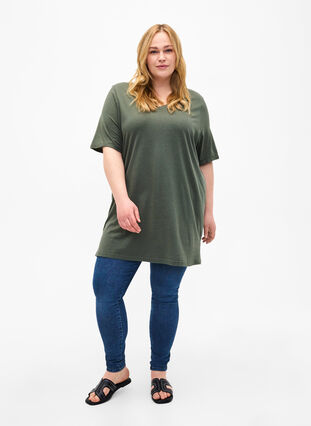 Single colour oversized t-shirt with v-neck, Thyme, Model image number 2