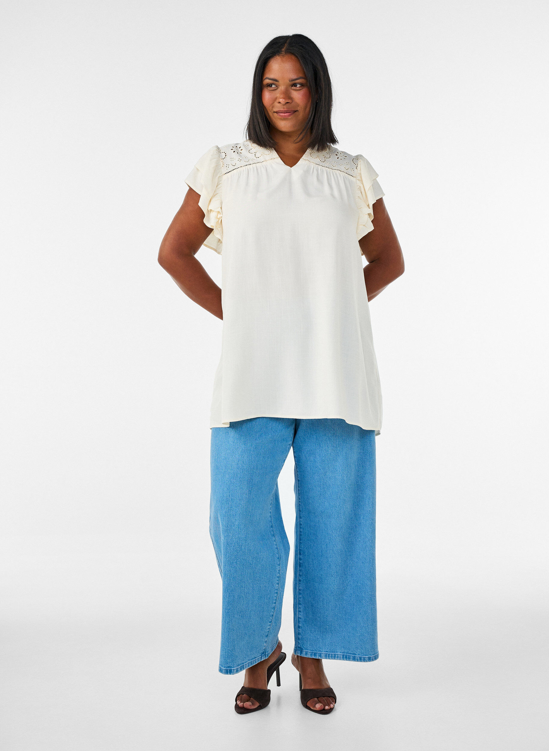 ZizzifashionTunic with broderie anglaise and ruffle sleeves, Beige, Model image number 1