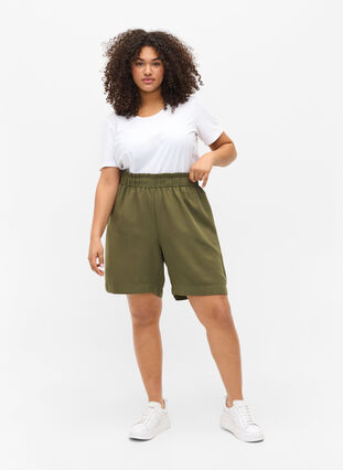 Loose viscose shorts, Ivy Green, Model image number 2