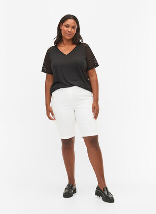 Close-fitting shorts with back pockets, White, Model image number 3