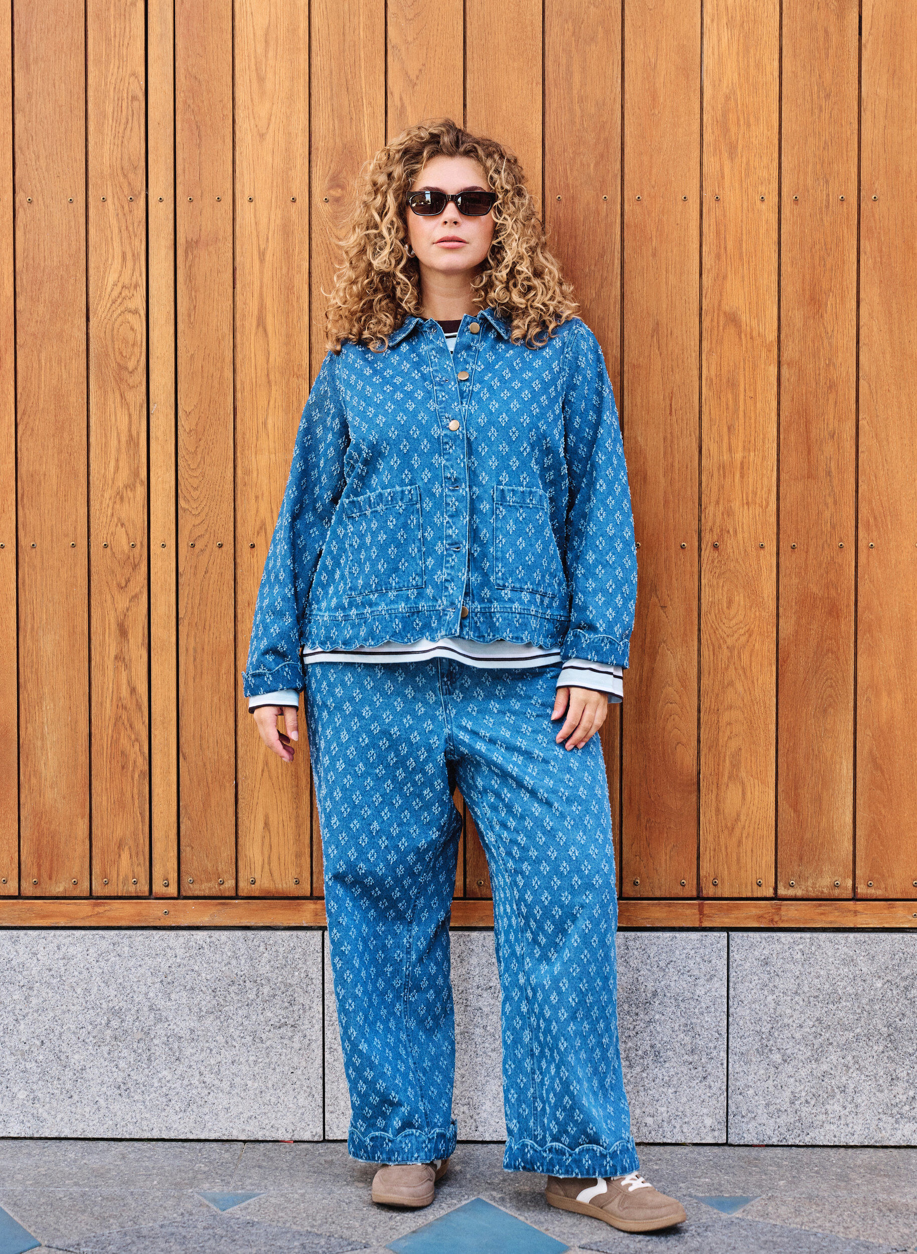 Myra jeans with wide fit and distressed pattern
