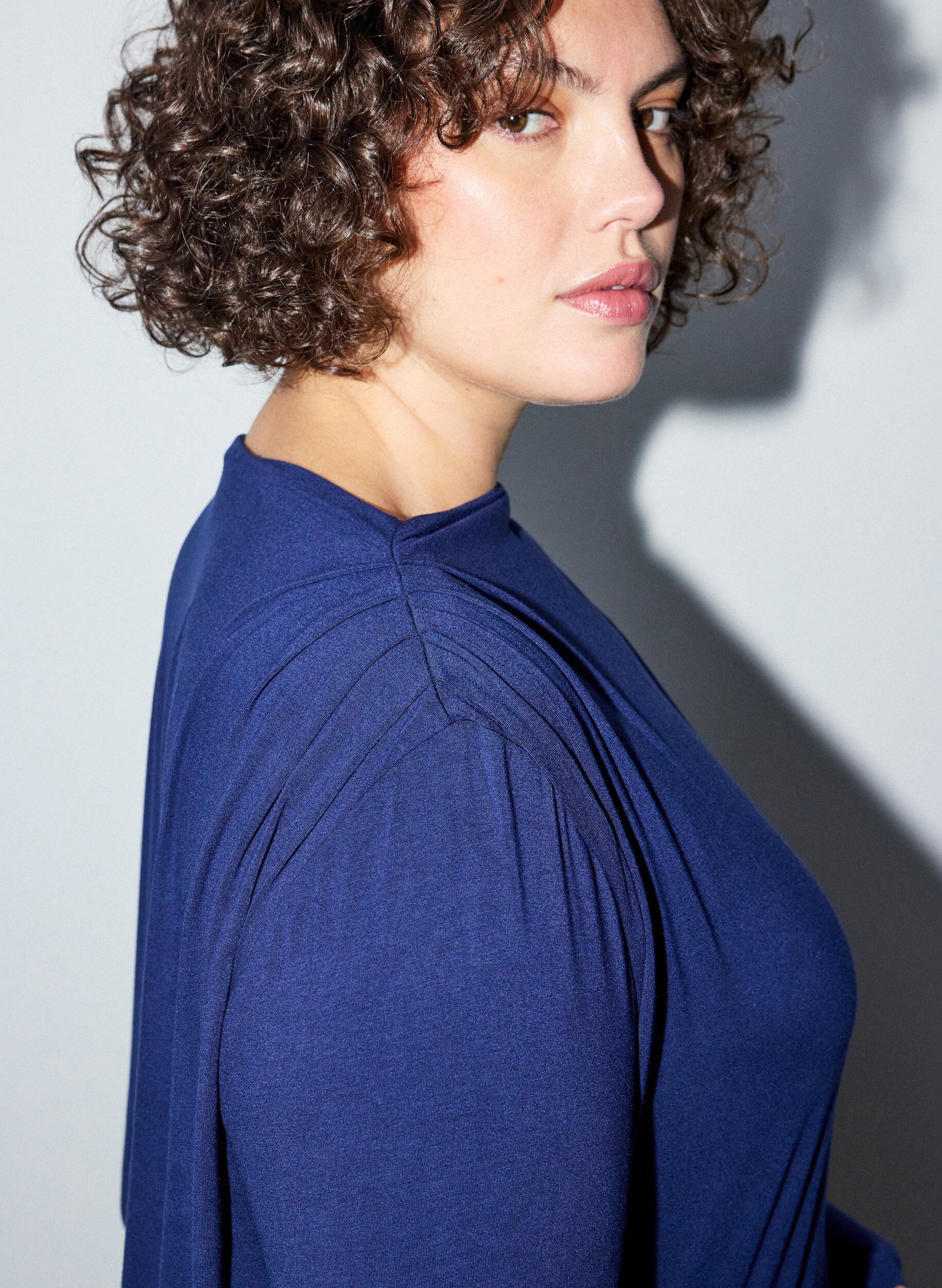 ZizzifashionBlouse with boat neck and balloon fit, Blue, Model image number 3