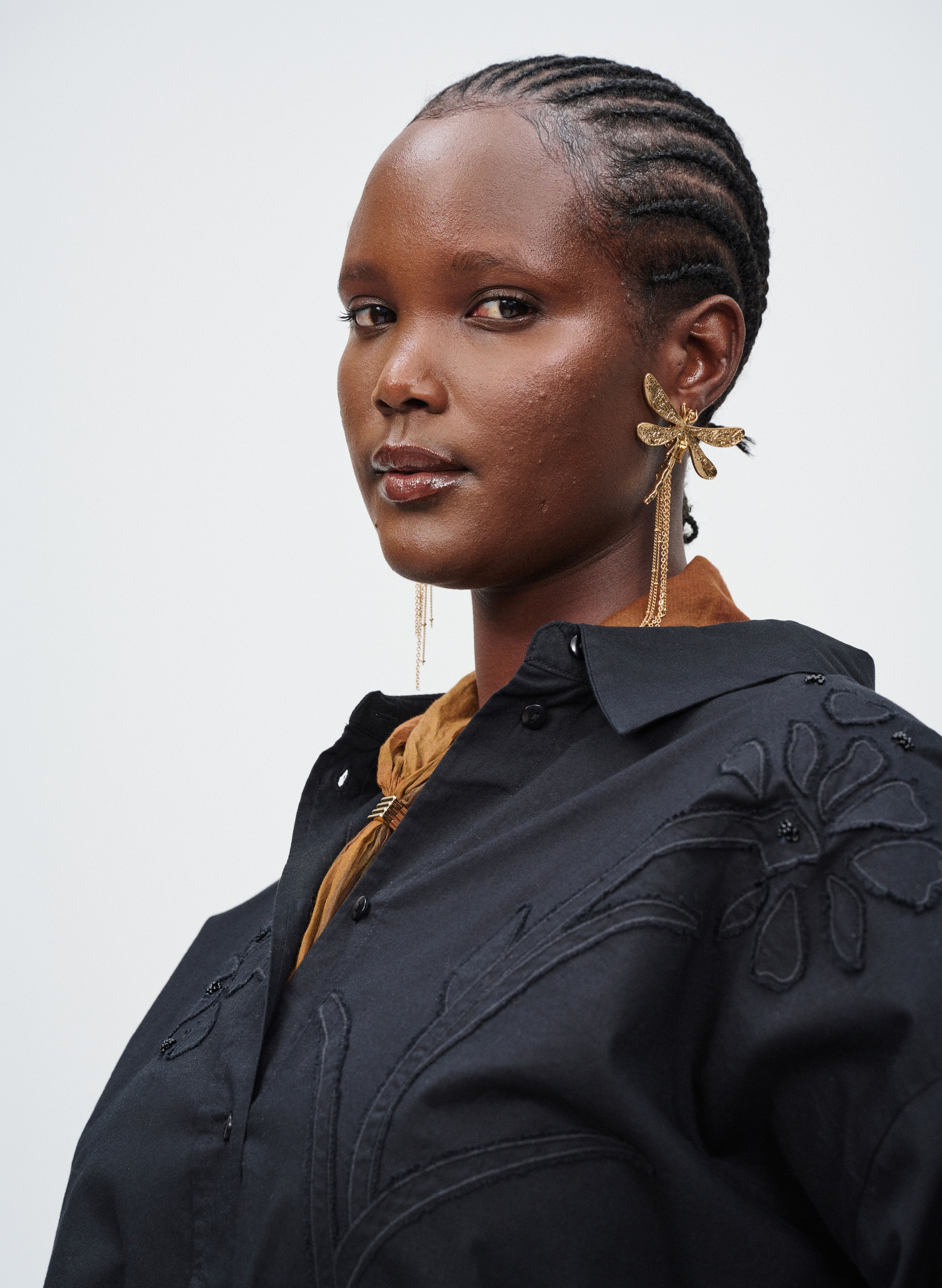 Zizzifashion Black shirt with floral embroidery, , Model