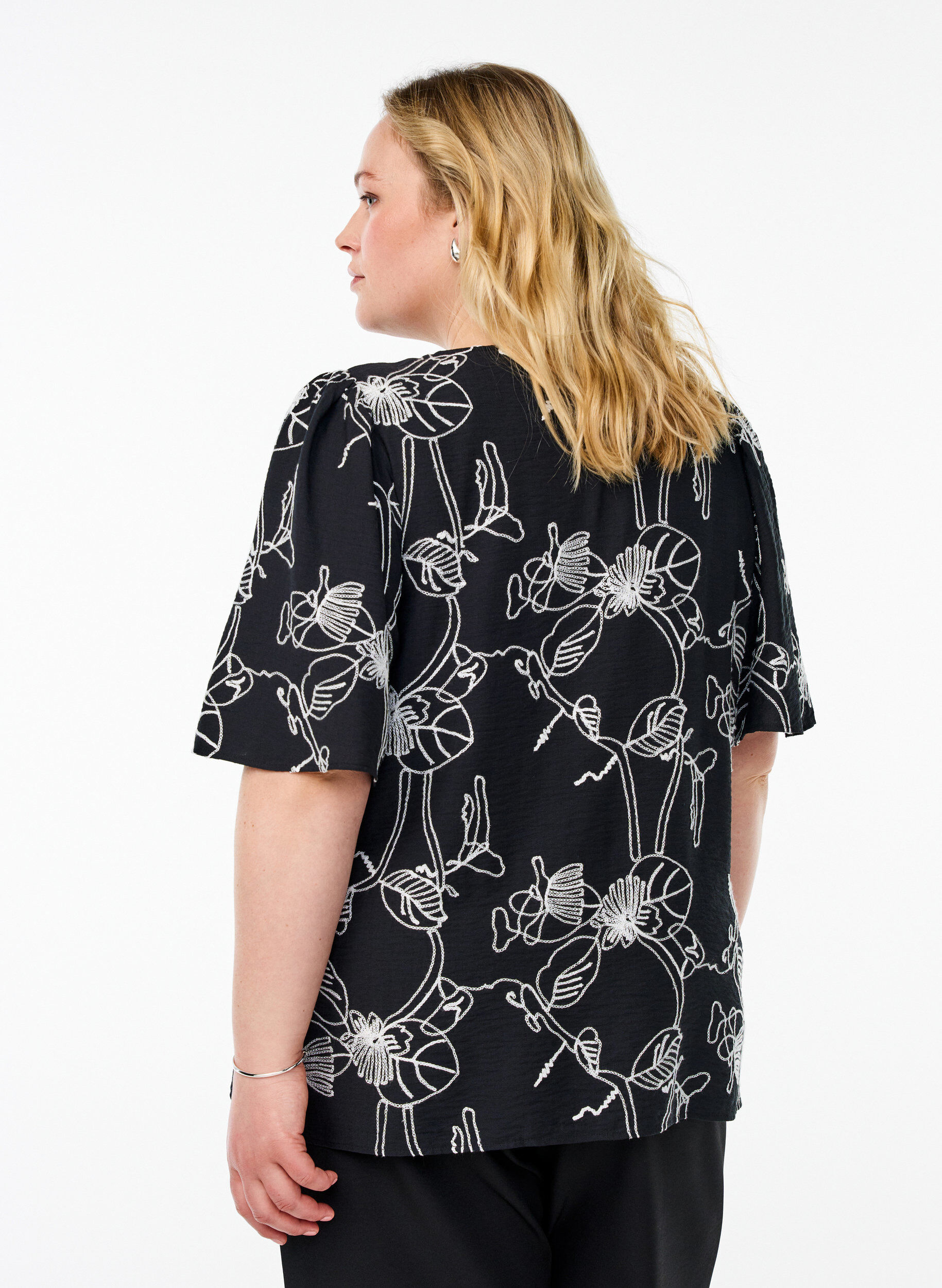 ZizzifashionShort-sleeved blouse with embroidered pattern, Black, Model image number 2