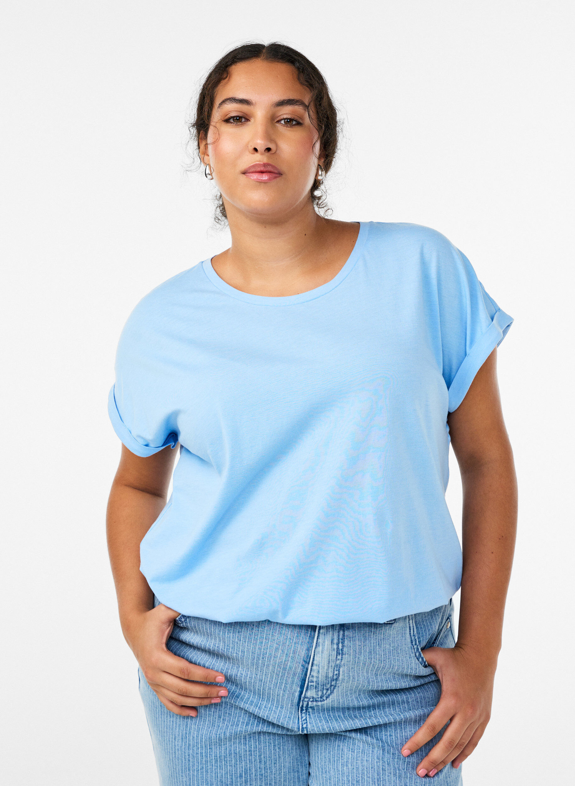 Short-sleeved t-shirt in a cotton blend, Blue, Model