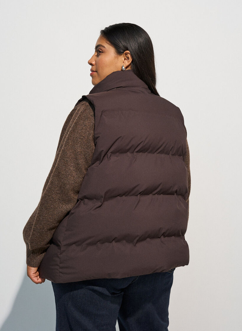 Short puff vest with high collar, Brown, Model image number 2